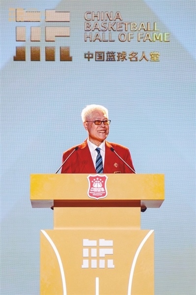 关于篮球名人堂举行颁奖典礼，表彰历届篮球功勋者的信息