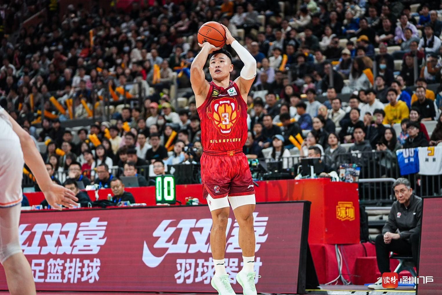 包含深圳队在最新一场胜利中赢得观众热烈掌声的词条