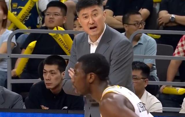 西藏男篮成功反击，赢得关键战 