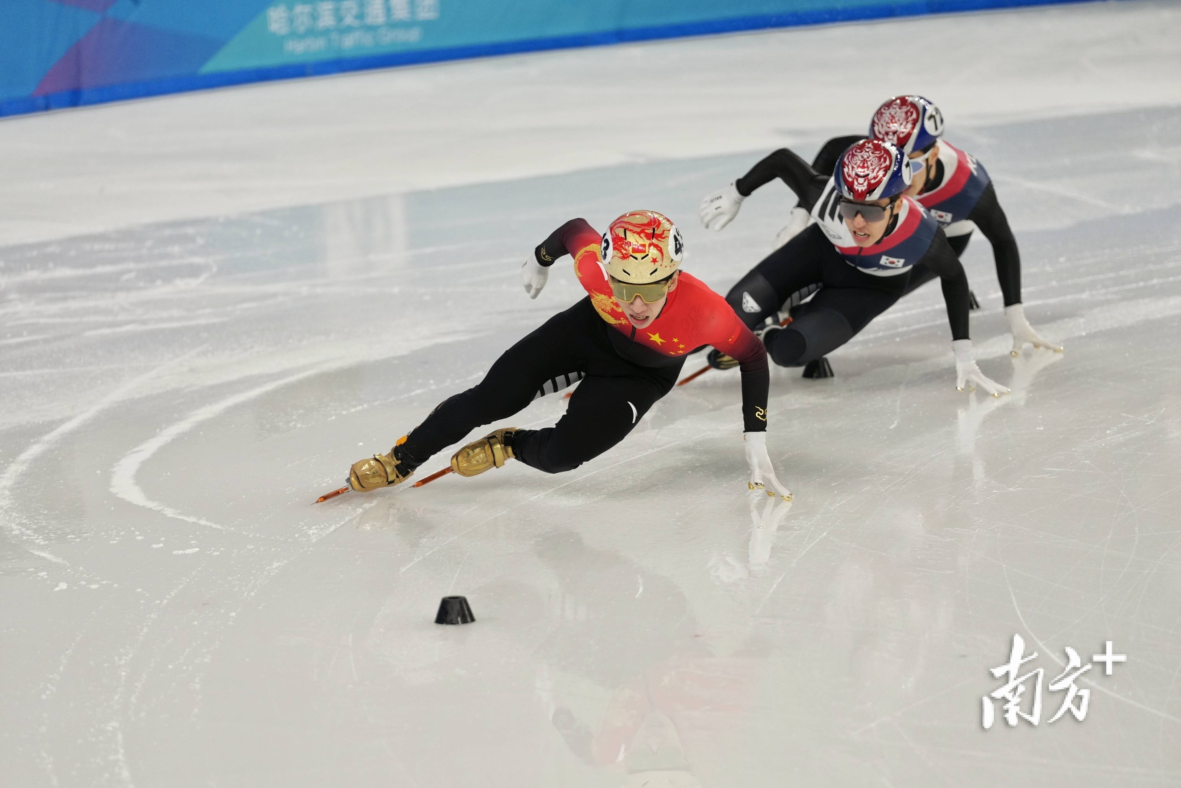 韩国短道速滑队飒爽英姿，团体比赛夺得冠军 