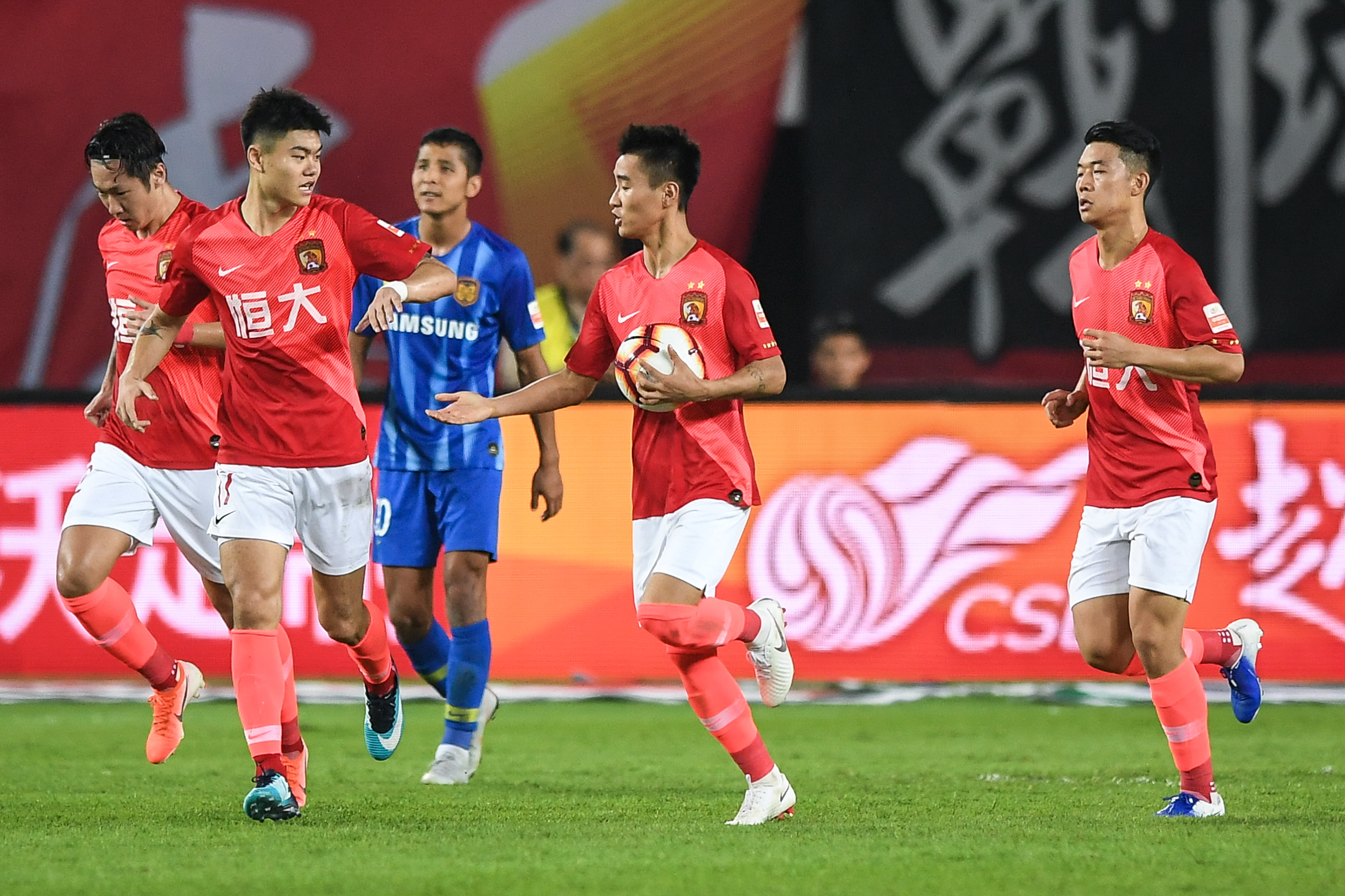 关于梦之队主力球员加入顶级俱乐部，转会费惊人的信息