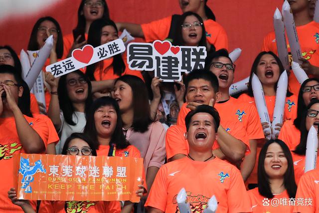 比赛现场气氛热烈，球迷助威声震天响的简单介绍